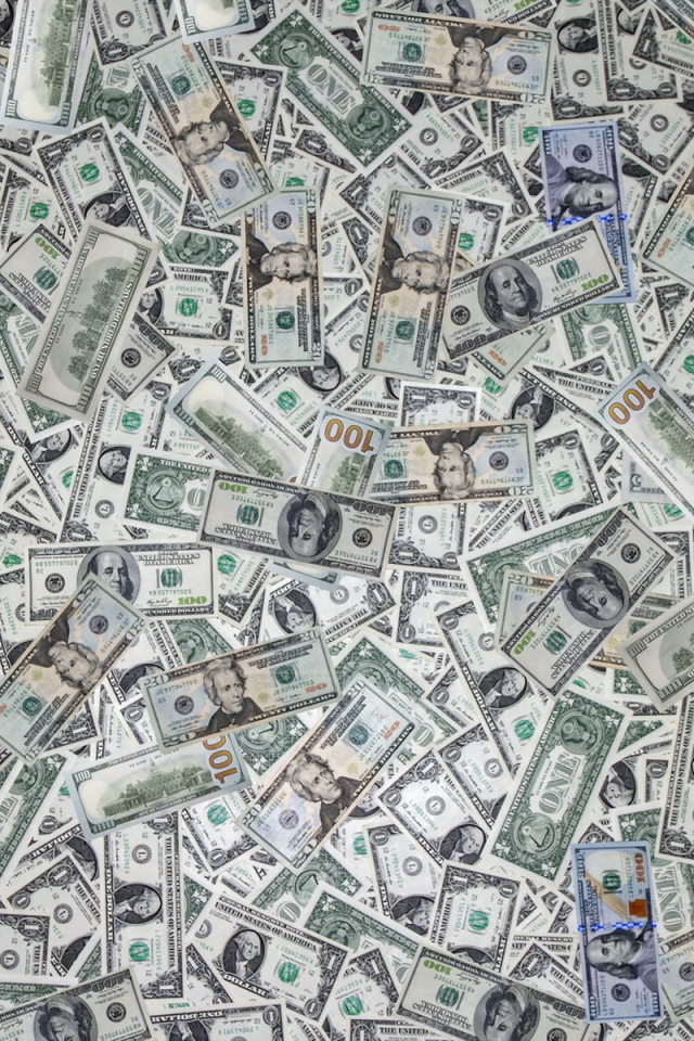 Россыпь денег долларов