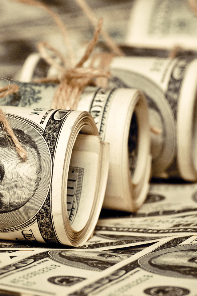 Доллары в трубочках