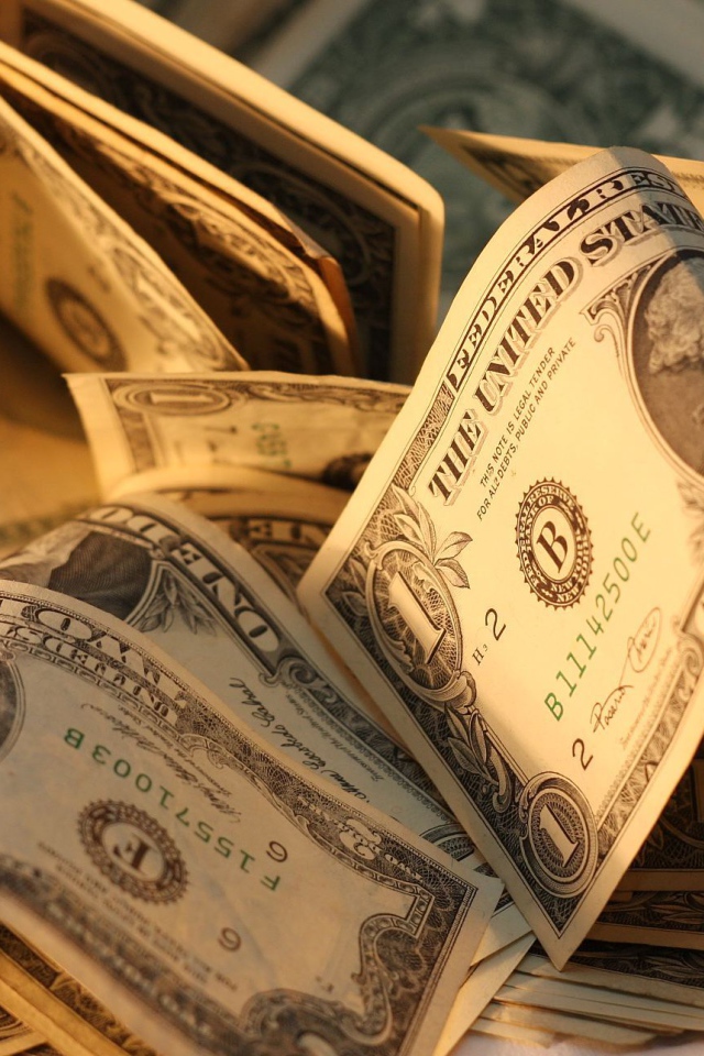 Доллары в лучах солнца