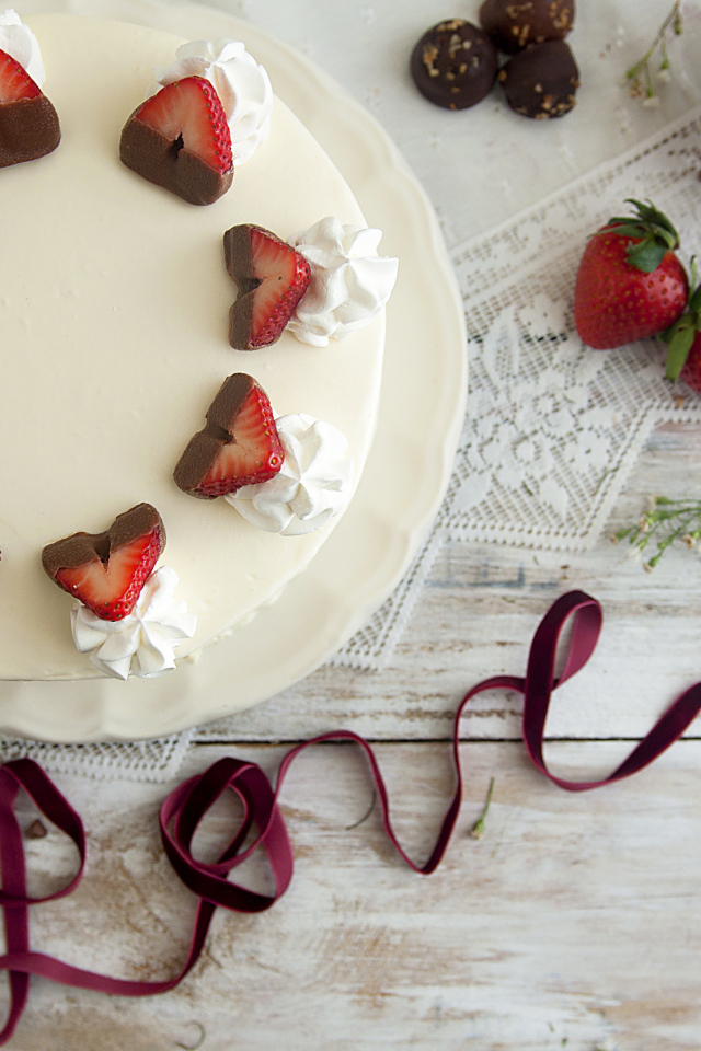 Праздничный торт с клубникой