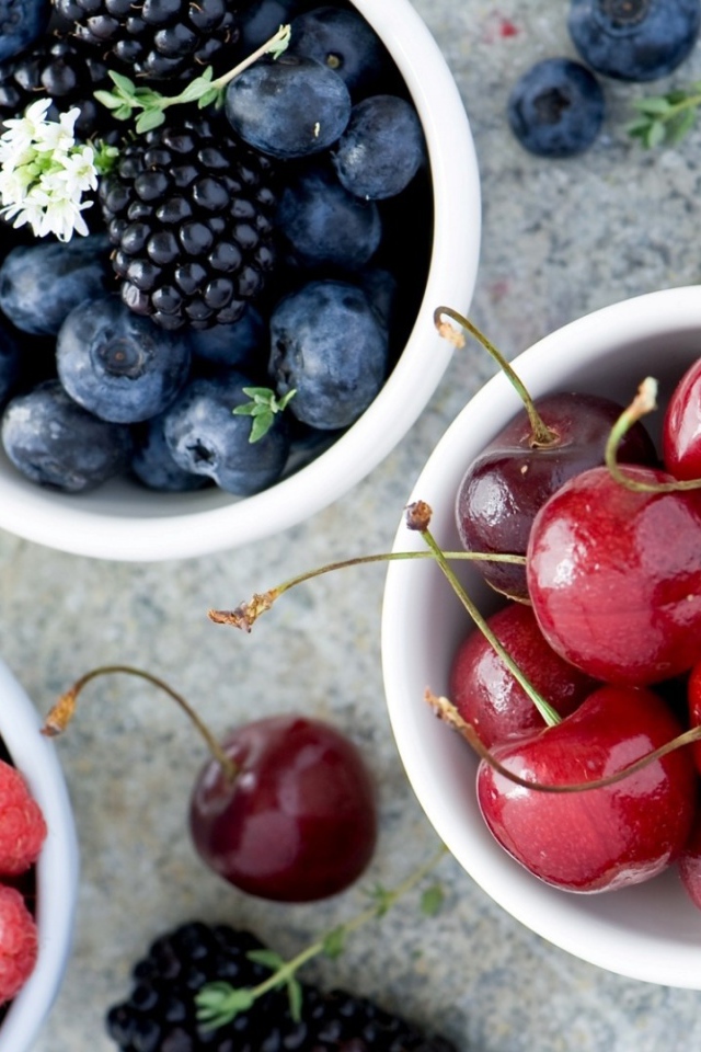 Чашки с фруктами