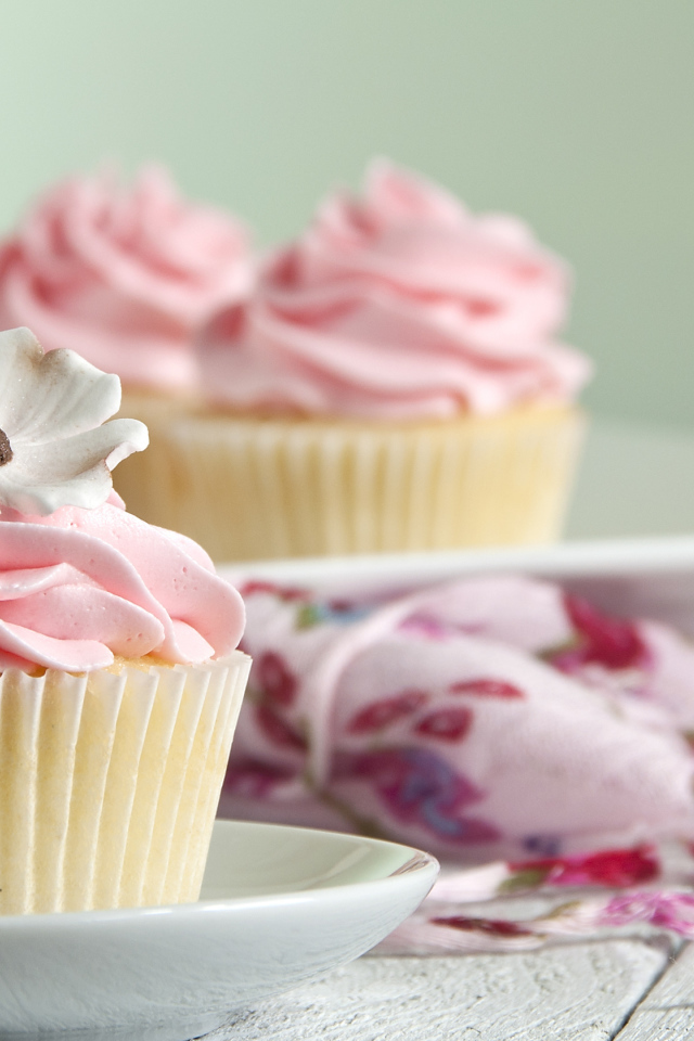 Нежный розовый кекс