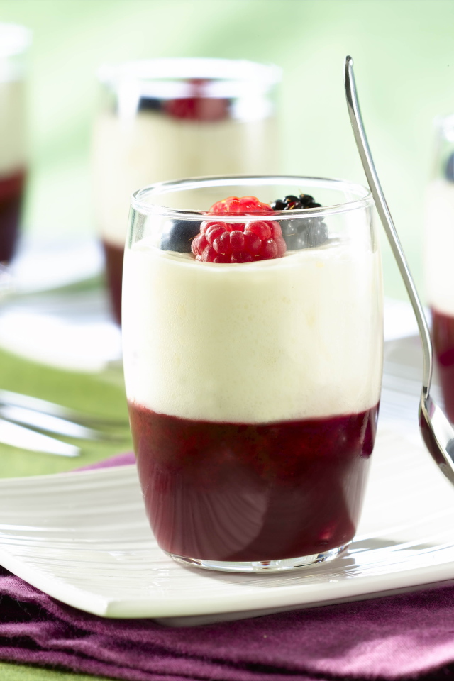 Десерт из малины и ежевики