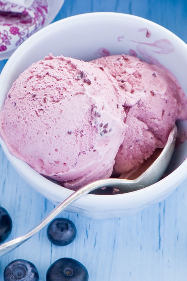 Мороженое с ежевикой