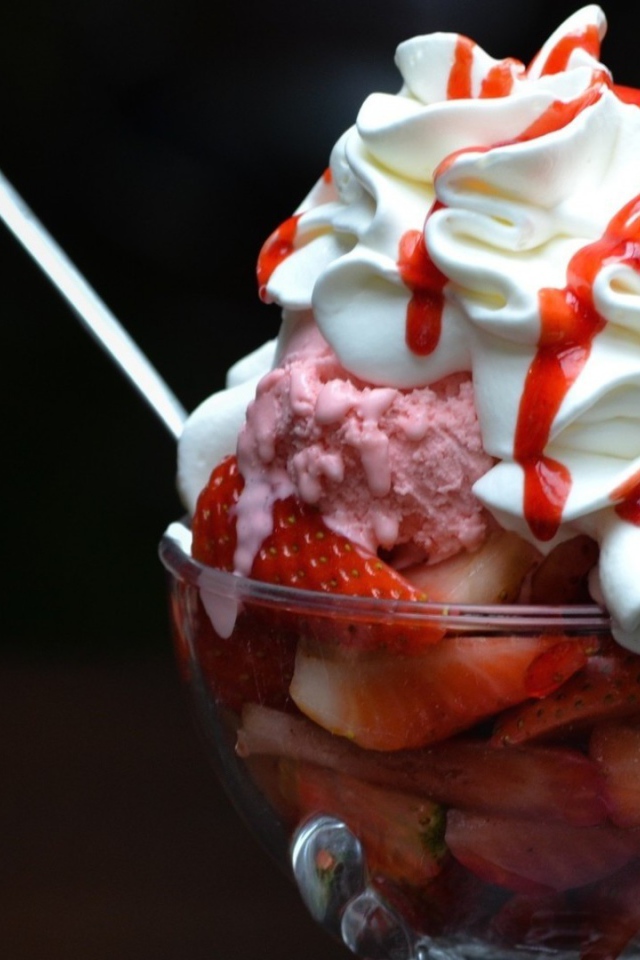 Мороженное с клубникой