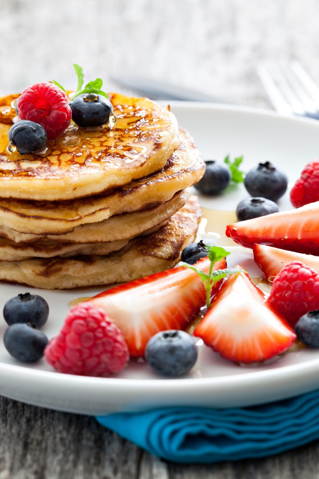 Оладьи с медом и ягодами