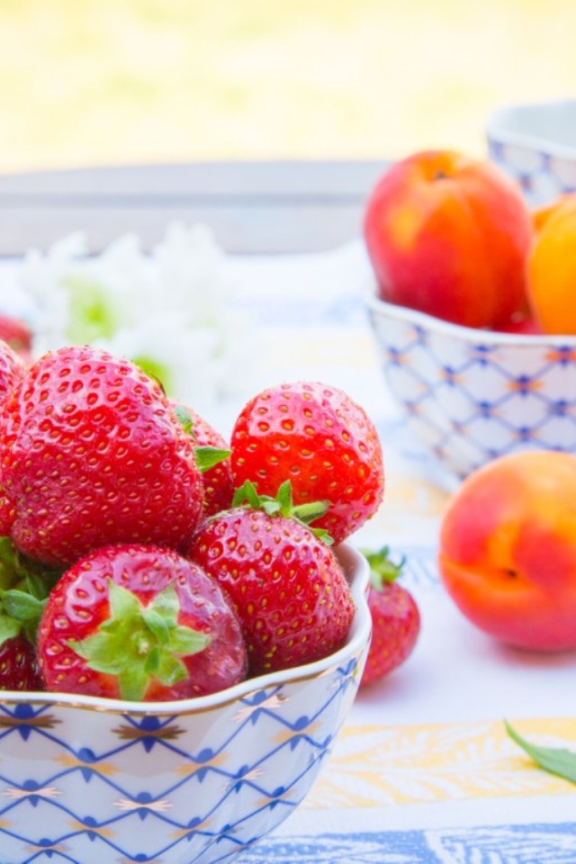 Клубника и абрикосы на десерт