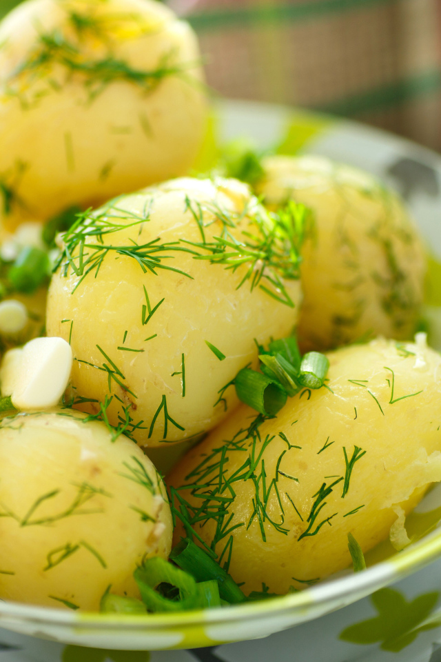 Молодая картошка с зеленью