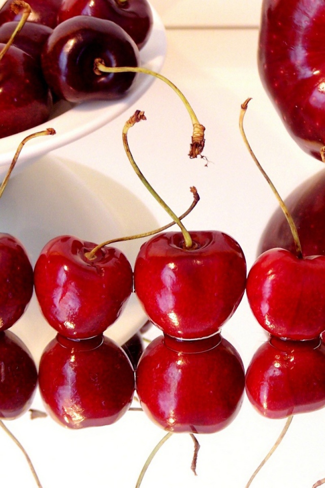 Вишни и яблоко