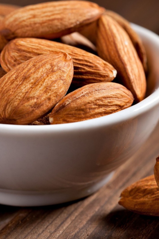 Тарелка с миндалем