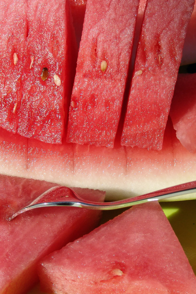 Нарезанный ломтями арбуз