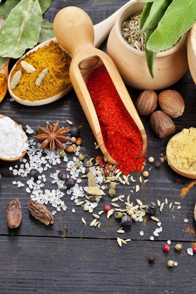 Приправы в деревянной посуде