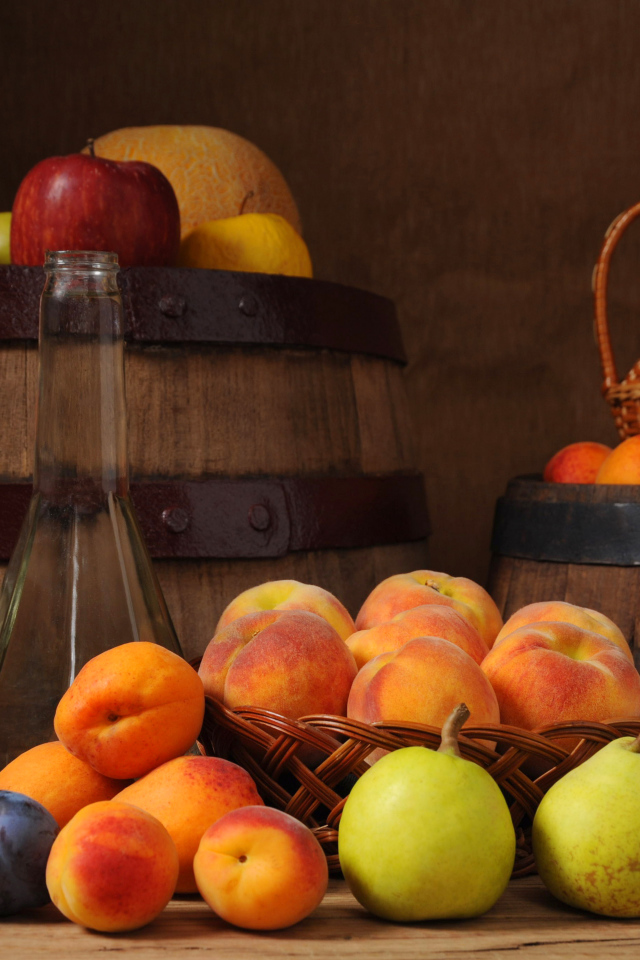 Бочки и разные фрукты