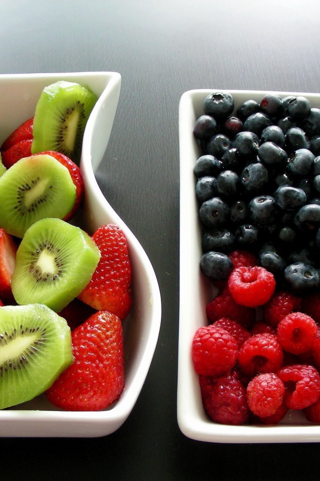 Киви и ягоды