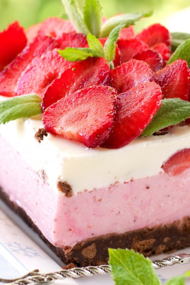 Воздушное пирожное с клубникой