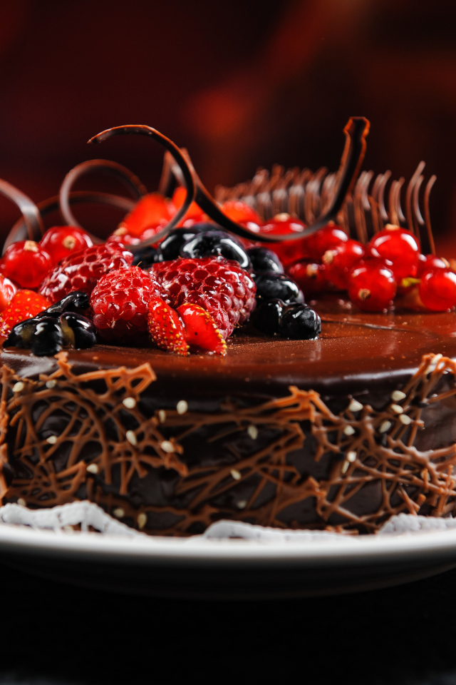 Шоколадный торт с ягодами