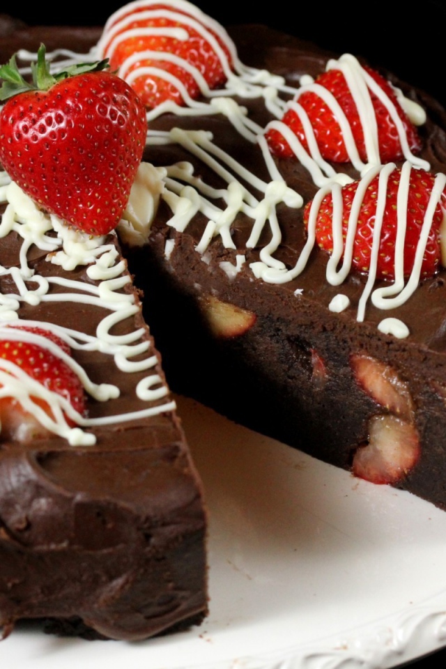 Шоколадный пирог с клубникой