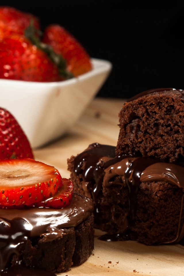 Шоколадный десерт с клубникой