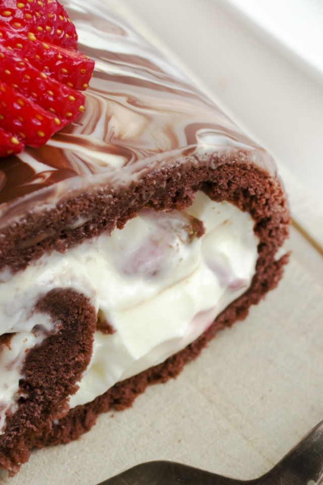 Шоколадный рулет с клубникой