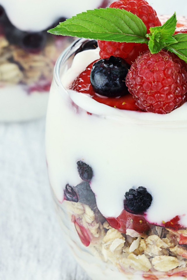 Десерт с орехами и ягодами