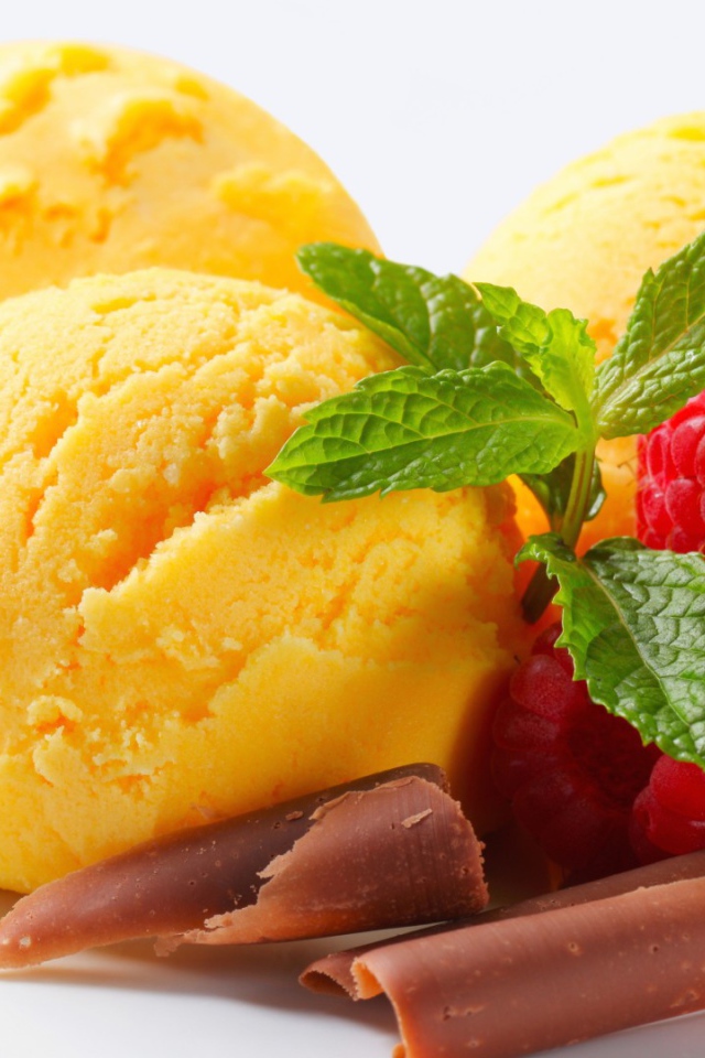 Лимонное мороженое с малиной