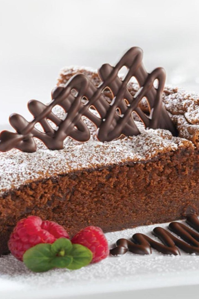 Кусок торта с малиной