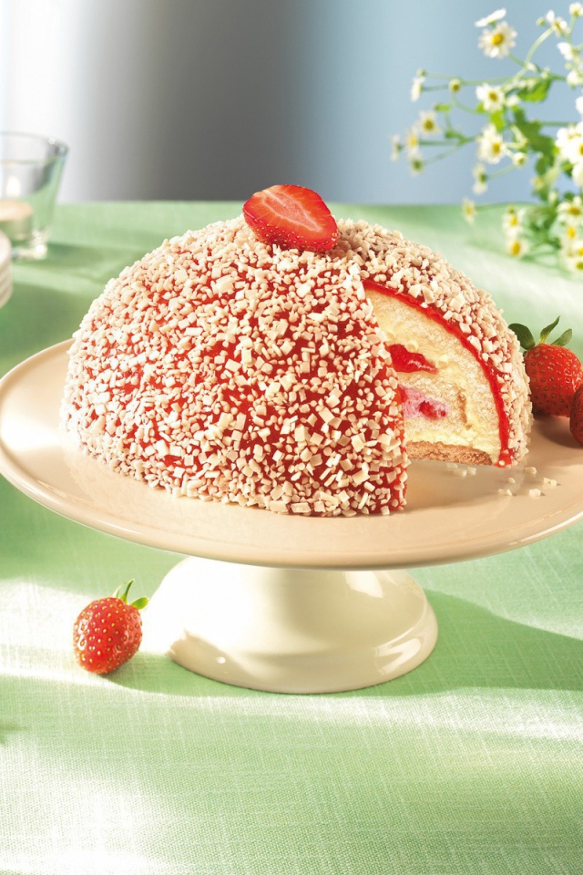 Клубничный десерт на белой посуде