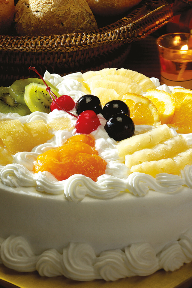 Белый торт с фруктами