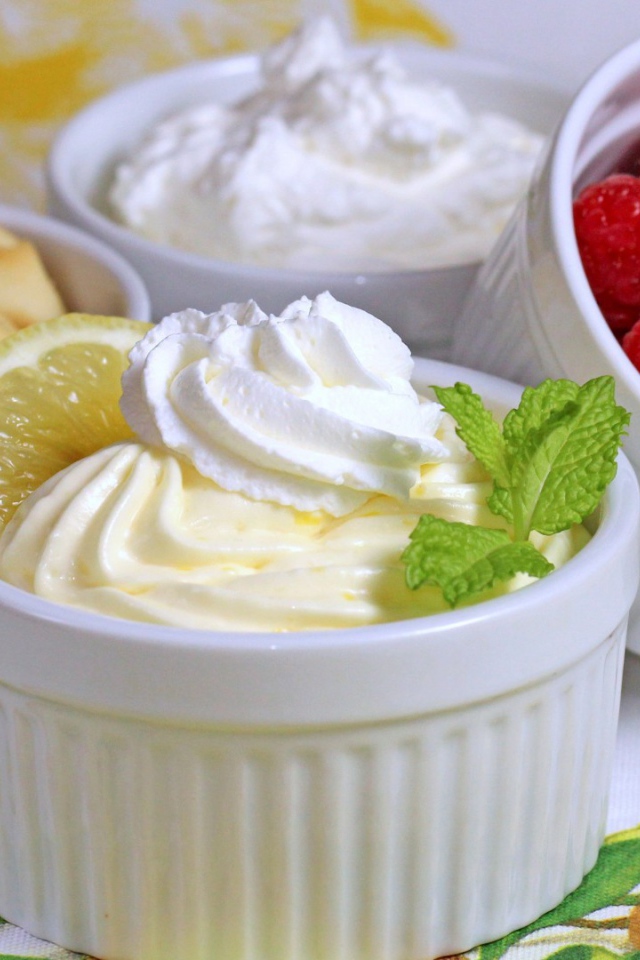 Миски с десертом