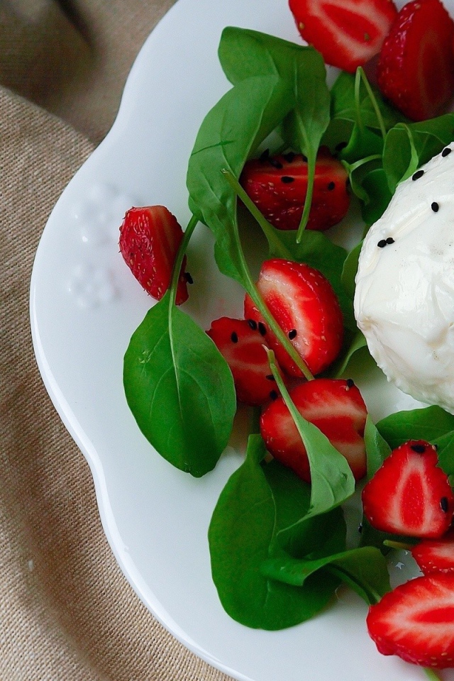 Мороженое с клубникой и листьями