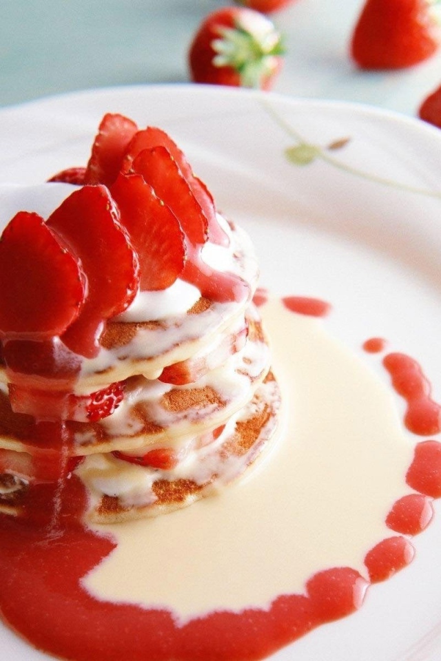 Клубничный десерт со взбитыми сливками