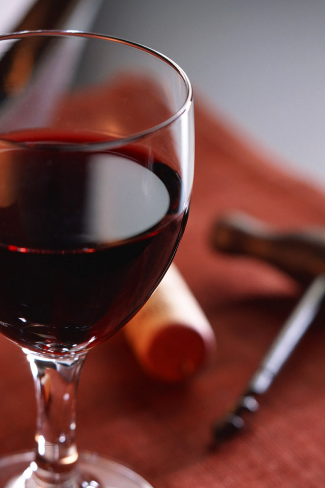 Штопор и бокал вина