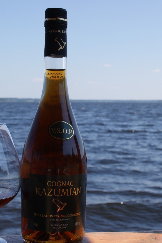 Французский алкоголь на берегу моря