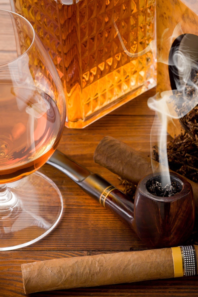 Бокал и трубка с табаком