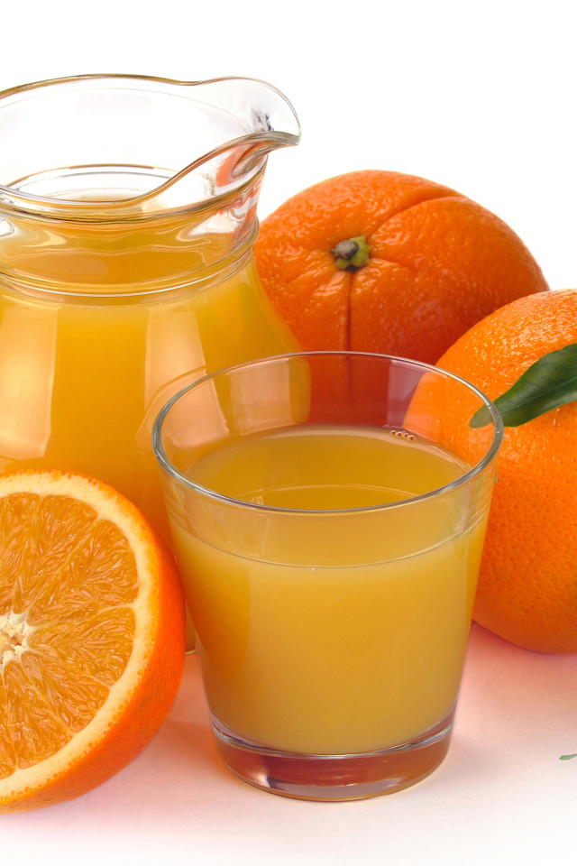Апельсиновый сок в кувшине