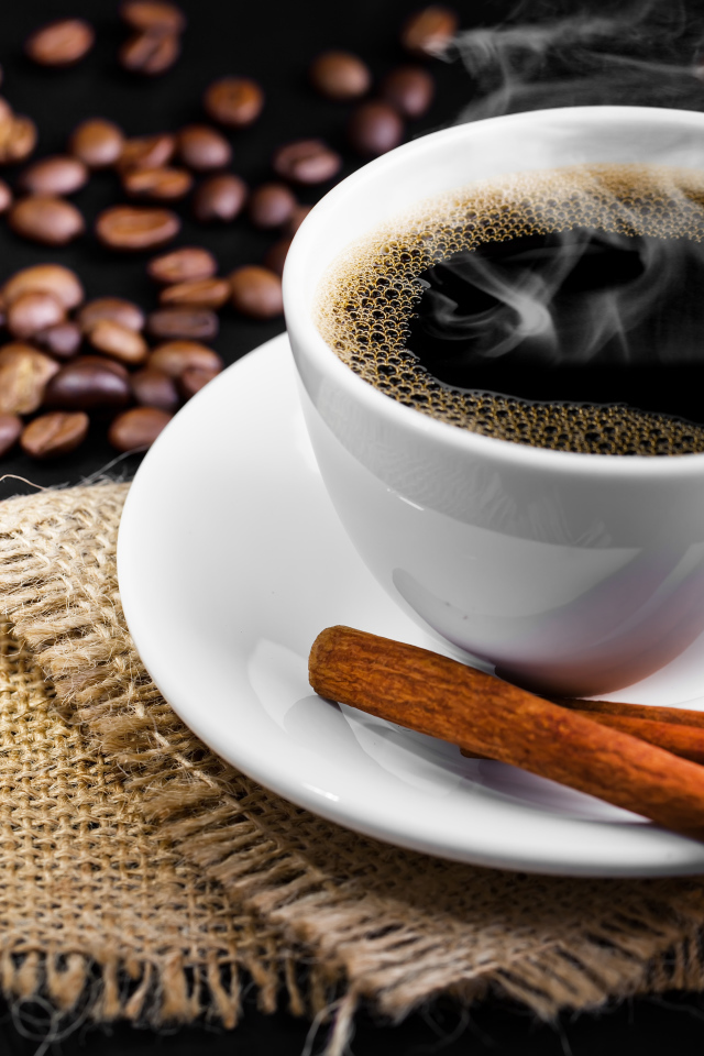 Белая чашка кофе