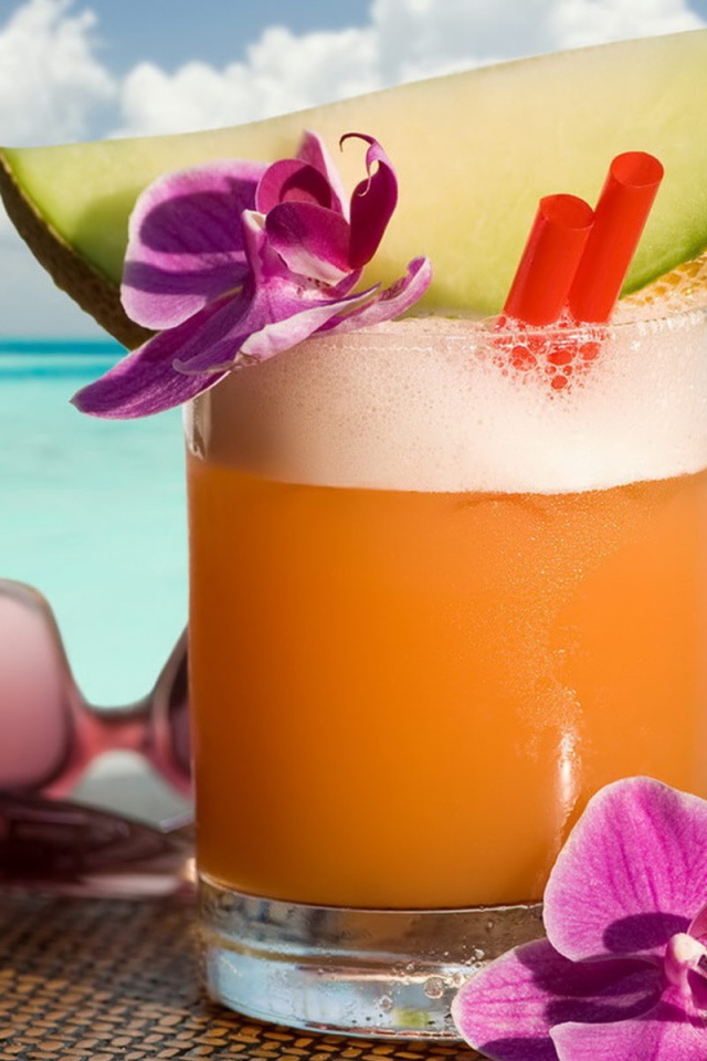 Стакан коктейля и очки