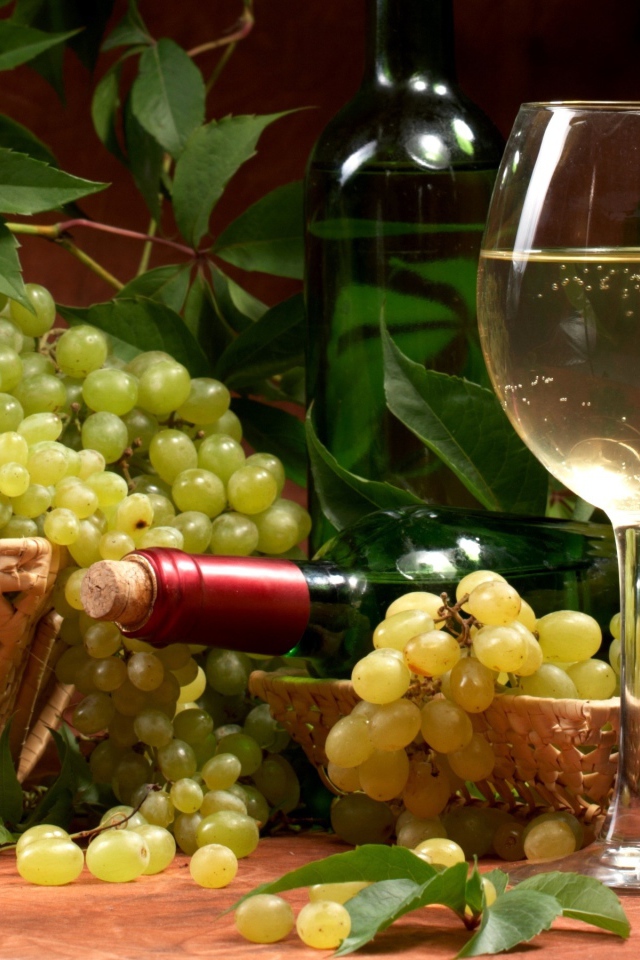 Белое вино и гроздья винограда