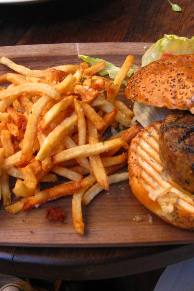 Гамбургер и картофель фри