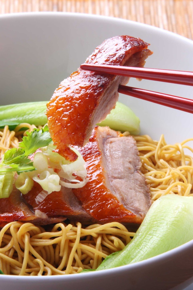 Чашка с лапшой и мясом