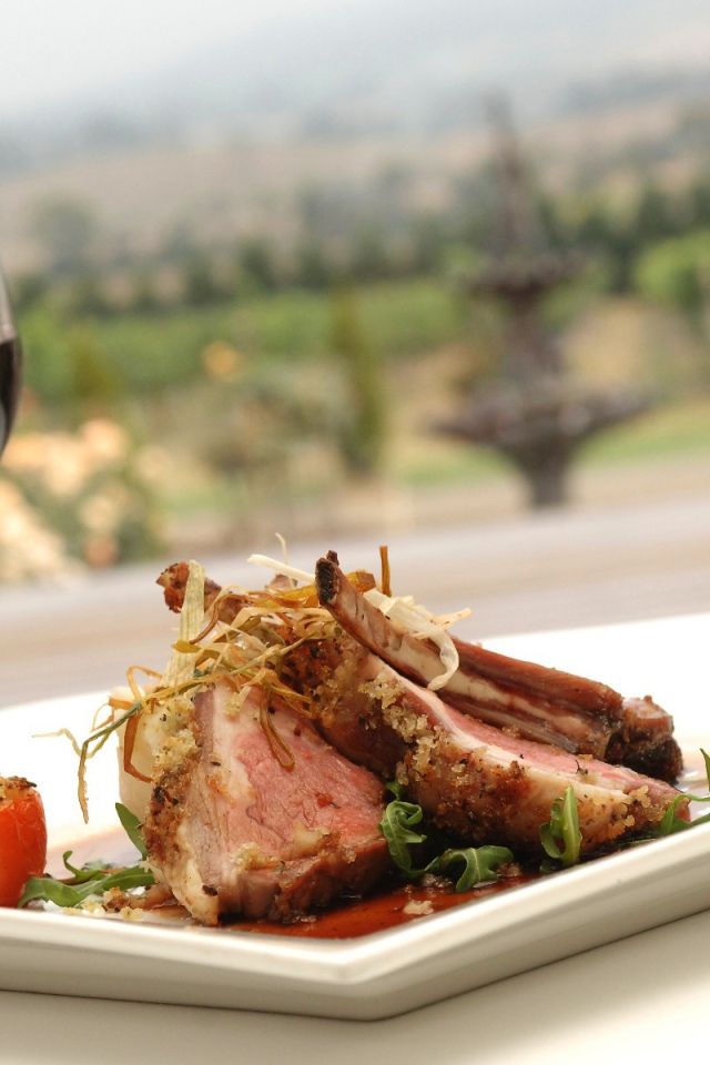 Жареные ребрышки и вино