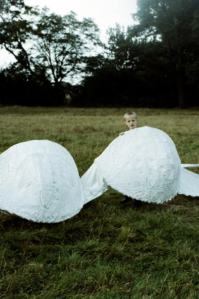 Дети играют бюстгалтером