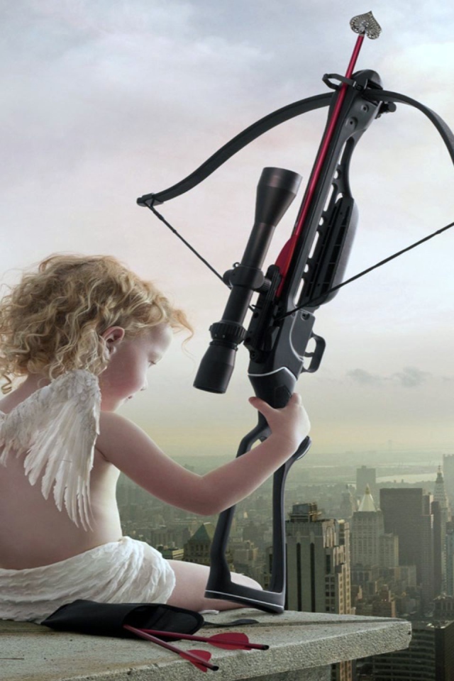 Купидон сидит на крыше