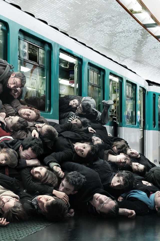 Люди выпали из вагона