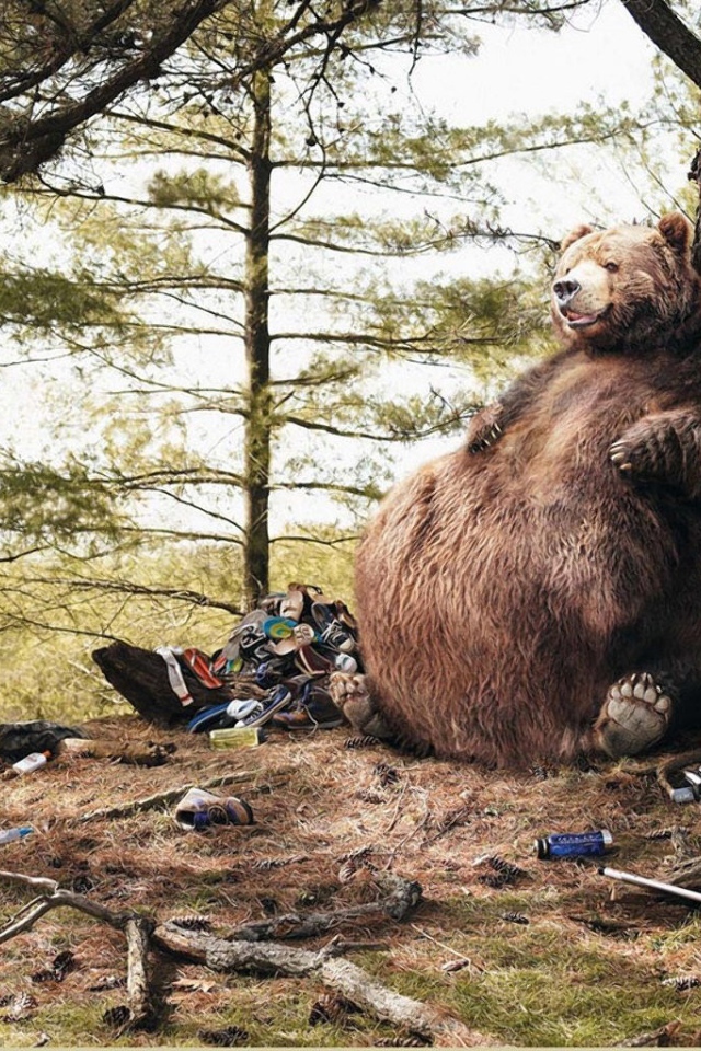 Толстый медведь сидит у дерева