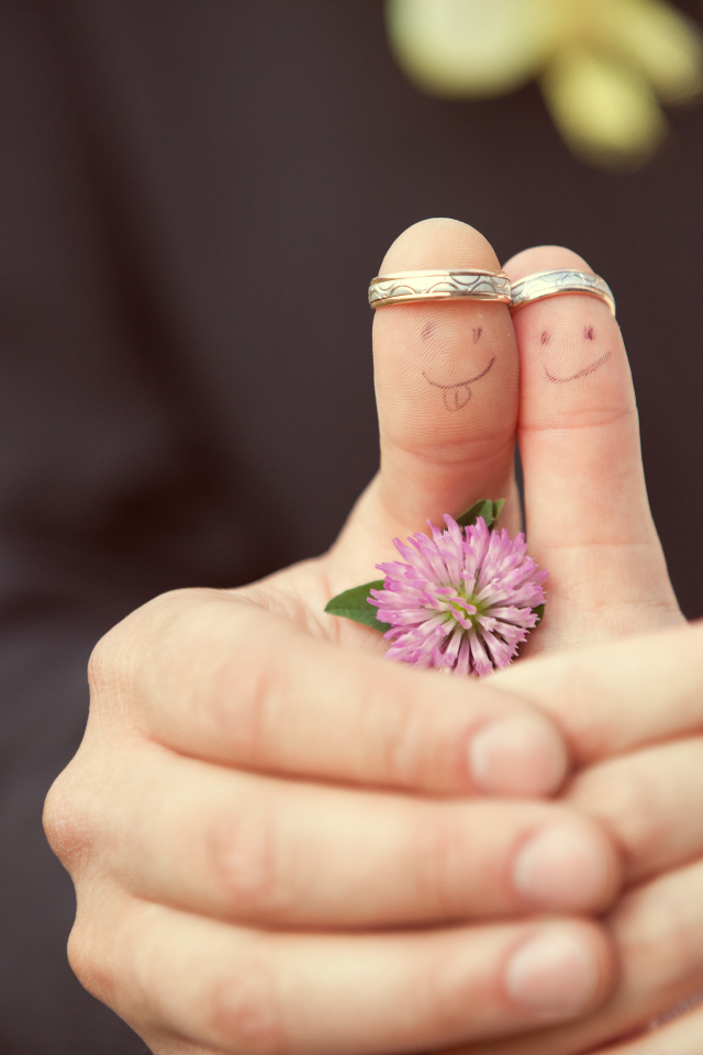 Свадебные кольца на пальцах