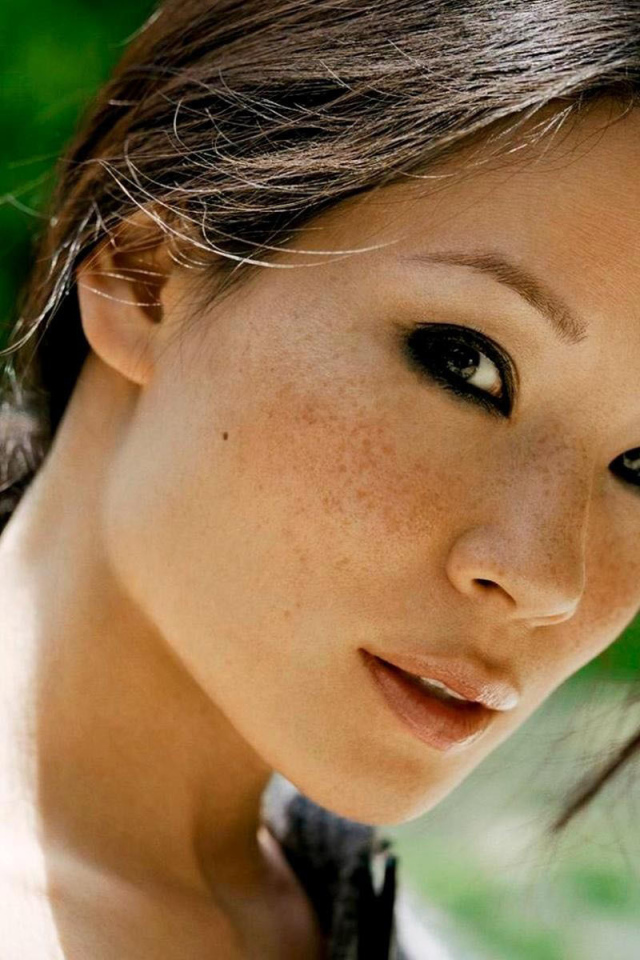 Азиатка с веснушками