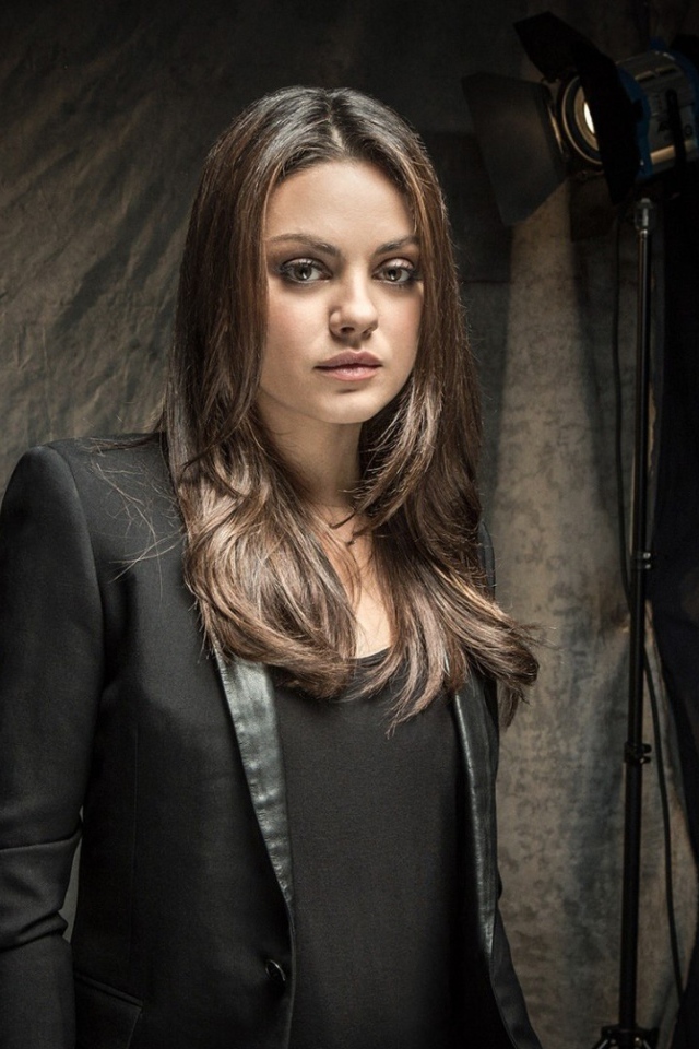 Красивая Мила Кунис