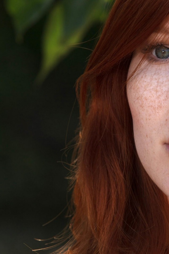 Красивая девушка с веснушками