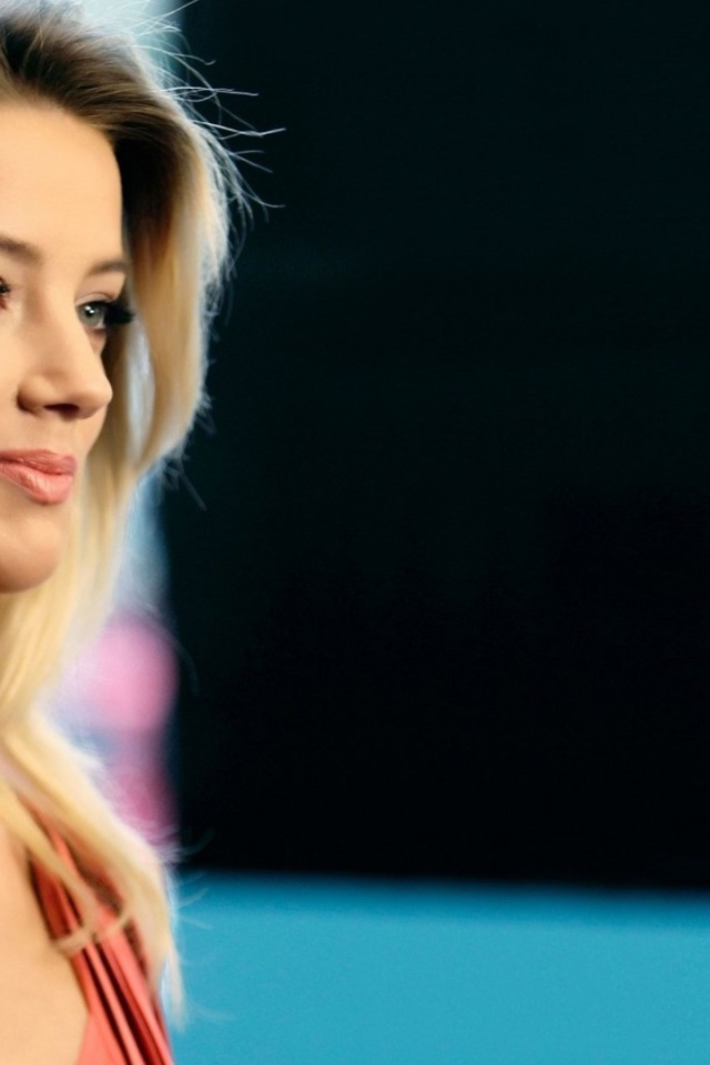 Красивая модель Эмбер Хёрд